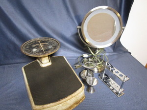 lot 64 image: Vintage Continental scale, lighted ...