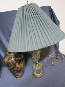 lot 81 image: Table lamp, brass & glass 31H with...