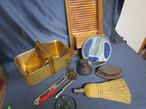 lot 89 image: Salton bun basket - Vintage, jar op...