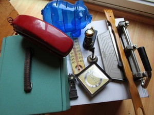 lot 147 image: Office supplies Boston 3-hole punc...