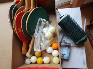 lot 162 image: Ping pong net, clamps, paddles & ba...