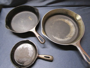 lot 174 image: Cast iron fry pans with Griswold 6 ...