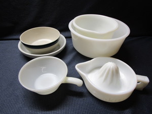 lot 177 image: Milk glass with Hamilton Beach mixi...
