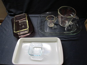 lot 184 image: Pyrex 7.5x11.5, 7x10.5, bread ...