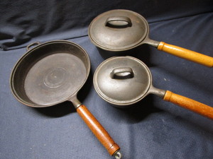 lot 191 image: Cast iron pan & kettles...