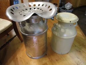 lot 204 image: Milk can - 10 gallon Twin City Milk...