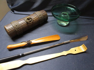 lot 233 image: Shoe horns, log type 12L jewelry b...