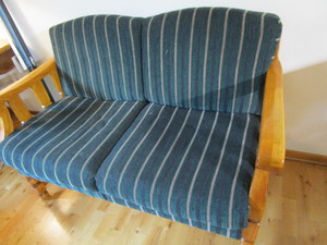 lot 29 image: Vintage Loveseat, 49Lx29Dx34H...