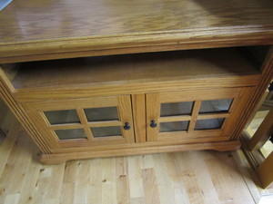 lot 33 image: Oak television stand, 41Lx22Dx28...