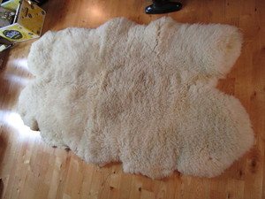 lot 252 image: Pure wool sheepskin, approx 36x60...