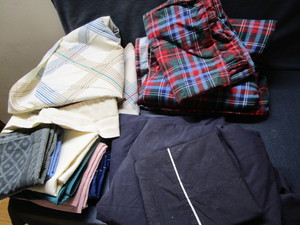 lot 264 image: Linens - bed two queen sheet sets ...