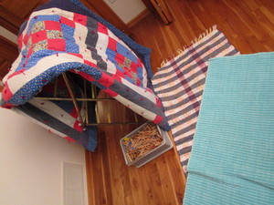 lot 279 image: Quilt 100x75, rag rugs 28x47 an...