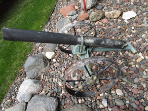 lot 306 image: Handmade cannon style lawn decorati...