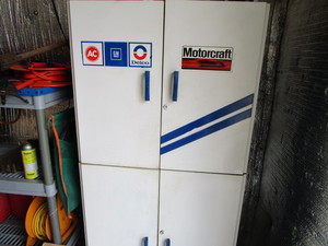 lot 13 image: Delco shop cabinet 30Wx14Dx68H...