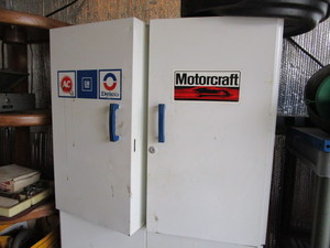 lot 14 image: Delco shop cabinet 30Wx14Dx68H, ...