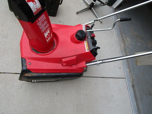 lot 27 image: Honda snow thrower, HS35, 26...