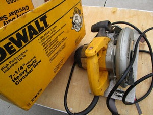 lot 39 image: DeWalt circular saw, working...