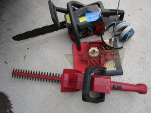 lot 48 image: Toro hedge trimmer, Jonsered 2040 T...