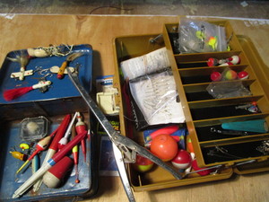 lot 320 image: Airplane casting lures, bobbers, Ol...