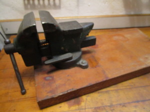 lot 325 image: Lakeside bench vise on board, 3 ja...