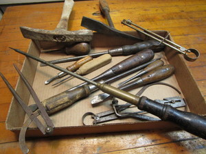lot 330 image: Vintage wood handled screwdrivers w...