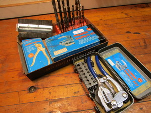 lot 336 image: Power punch kit, saw set, drill bit...