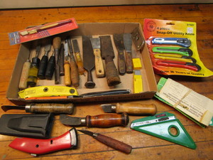 lot 377 image: Chisels, carpet & utility knives...