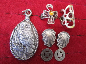 lot 407 image: MPLS Ry Co tokens, owl pendant, two...
