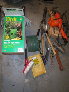 lot 395 image: Gardening Black & Decker multivato...