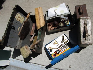 lot 399 image: Toolbox, brushes, oil cans, butane ...