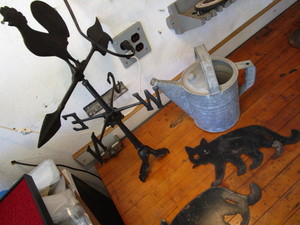 lot 409 image: Galvanized watering can, rooster wea...