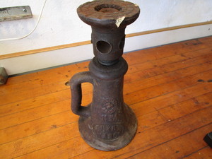 lot 410 image: Vintage house jack, 1-12x8...
