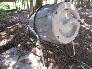 lot 420 image: Suncast Compost barrel...