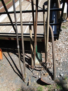 lot 428 image: Garden hand tools grub hoe, shovel...