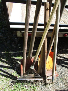 lot 430 image: Square nose shovels with orange, gr...