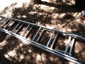 lot 433 image: Aluminum extension ladder, 10ft sec...