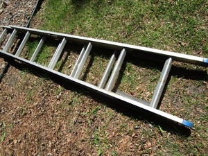lot 434 image: Lightweight aluminum extension ladd...