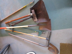 lot 444 image: Garden hand tools Spade, shovels, ...