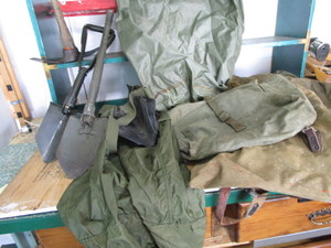 lot 453 image: Military folding shovels, pick, ny...