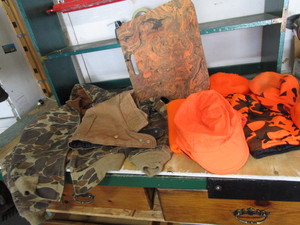 lot 463 image: Orange camo, Carhart Junior L jacke...