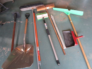lot 464 image: Aluminum shovel, broom, extensions ...
