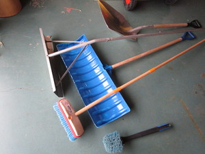lot 475 image: Aluminum roof rake, shovels with sn...