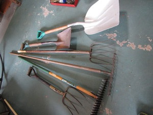 lot 476 image: Forks - 4 and 5 tine, aluminum scoo...