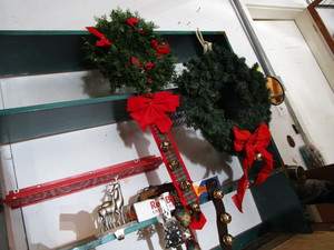 lot 488 image: Wreath & stocking holders, Swiss ha...