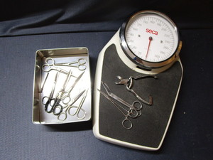 lot 493 image: Seca floor scale, scissors...
