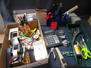 lot 498 image: Office supplies including scissors...