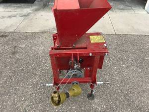 lot 5 image: Merry Mac 3-Pt Hitch Wood ChipperShredder