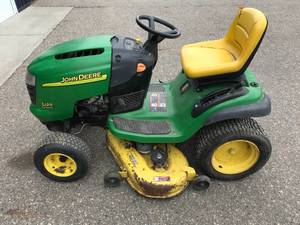 lot 4 image: John Deere L-120 Riding Lawnmower