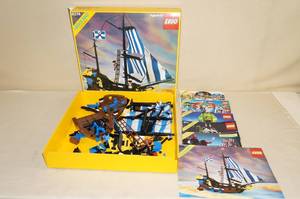 lot 104 image: Vintage LEGO Caribbean Clipper Pirate System Building Set