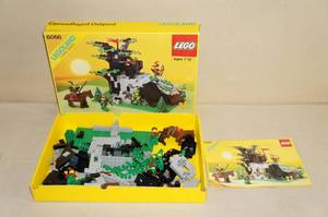 lot 105 image: Vintage LEGO Camouflaged Outpost Castle System Building Set